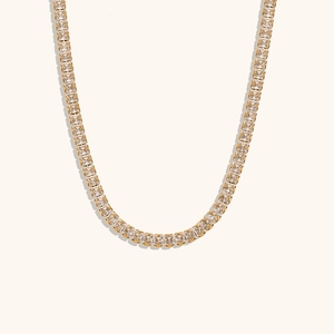 Détail du collier tennis plaqué or 18 carats serti de zircons de taille carrée