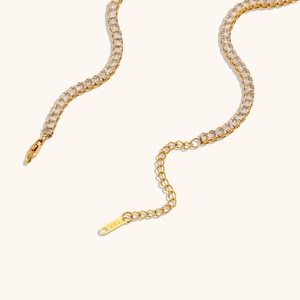 Détail d'un collier plaqué or 18 carats avec zircons carrés et fermoir mousqueton