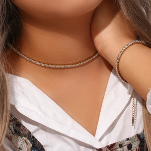 Gros plan d'un ensemble de chaînes tennis plaqué or 18K avec zircones carrées sur un mannequin