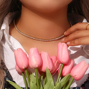 Détail d'un collier tennis plaqué or 18 carats avec zircons carrés sur un mannequin