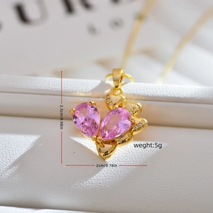 Exquisito collar de mariposa dorada con piedras rosa pera y detalles de circón
