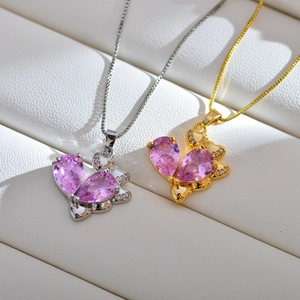 Primer plano detallado de colgantes de corazón de cristal rosa con micro-pavé de circonitas