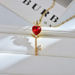 Detail van vergulde sleutelketting met rode hart-zirkonia en kroonvormig ontwerp