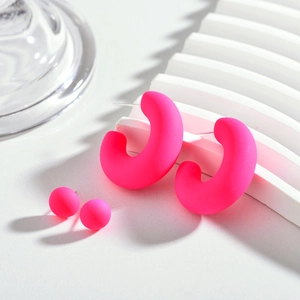 Ensemble de boucles d'oreilles minimalistes en acrylique rose sur support blanc