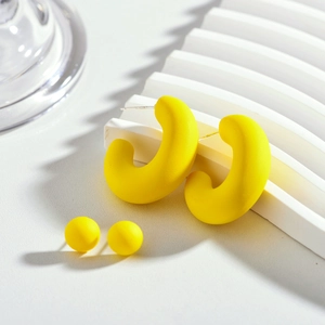 Détails de créoles en acrylique jaune mat en forme de C et boucles d'oreilles boules