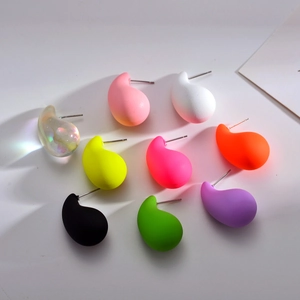 Détails des boucles d'oreilles colorées en acrylique en forme de goutte d'eau aux tons mats