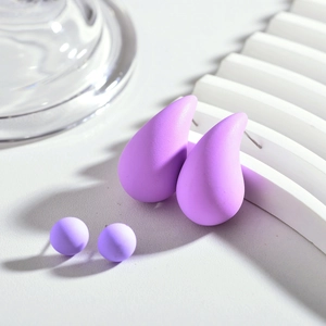Set de boucles d'oreilles goutte lavande mate et puces sphériques sur décor