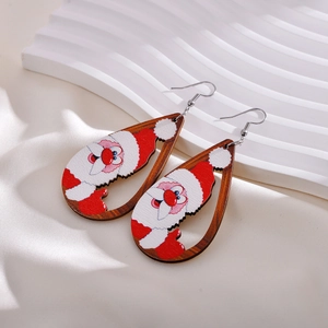 Detailweergave van handgemaakte houten kerstoorbellen met een kerstman druppelvorm