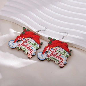 Detailopname van houten kerstmuts oorbellen met feestelijke print en kerstwensen in stijl