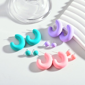 Lot de 4 paires de boucles d'oreilles créoles en acrylique mat bleu, violet et rose
