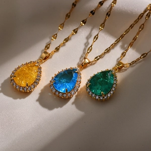 Detailweergave van druppelvormige kristallen kettingen met zirkonia en gouden plating