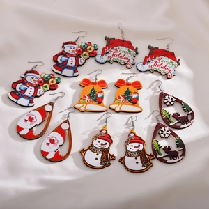 Kerst oorbellen van hout met feestelijke ontwerpen van sneeuwpop, kerstman en rendieren