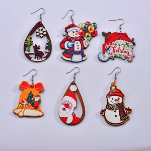 Handgemaakte kerstoorbellenset van hout met kerstman- en sneeuwpopmotieven voor de feestdagen