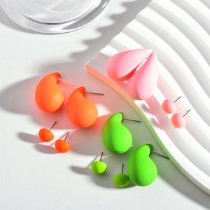 Gros plan d'un ensemble de boucles d'oreilles en acrylique mat aux couleurs fluo