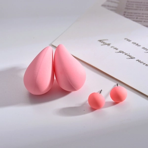Ensemble de boucles d'oreilles goutte et rondes rose mat sur carte élégante
