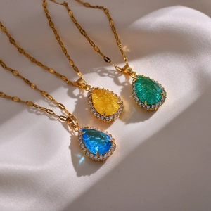 Traanvormige halo kettingen met gekleurde kristallen hangers in geel, groen en blauw