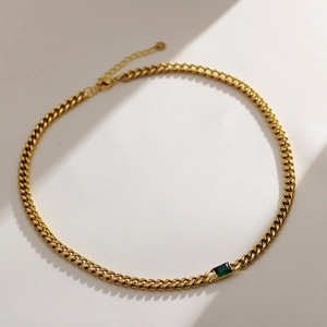 Details der verstellbaren goldenen Gliederkette mit quadratischem grünem Zirkonia
