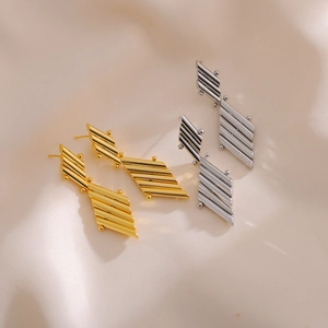Orecchini geometrici a rombo con strisce orizzontali in metallo oro e argento