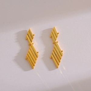 Orecchini geometrici vintage in oro a forma di rombo con texture a strisce verticali
