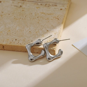 Minimalistische silberne geometrische Ohrringe mit polierter Flüssigmetall-Textur
