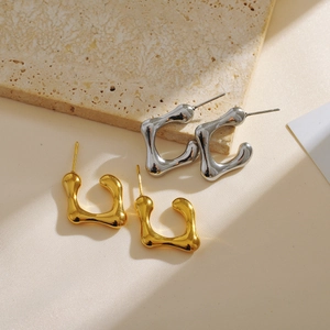 Minimalistische unregelmäßige C-förmige Creolen aus poliertem Metall in Gold und Silber