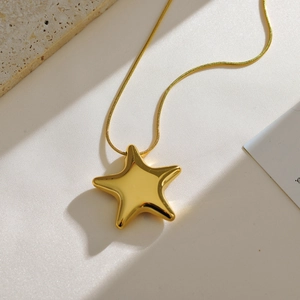 Gouden ster hanger ketting met slanke slangenketting getoond in een hoek van 45 graden