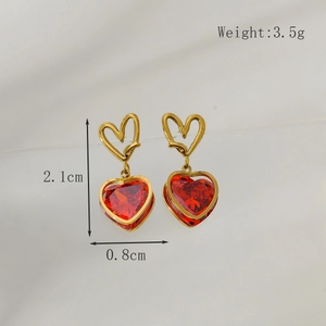 Dettaglio orecchini a cuore in acciaio dorato con pietre rosse e misure incluse
