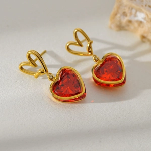 Orecchini dorati con pietre rosse a cuore e perno a cuore traforato eleganti