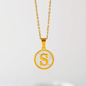 Minimalistische gouden titanium ketting met letter S hanger op wit parelmoer
