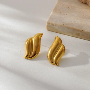 Minimalistische goldene Flügel-Ohrstecker aus Edelstahl mit polierter Oberfläche