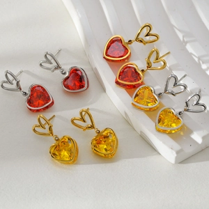 Eleganti orecchini a cuore con pietre preziose rosse e gialle e ganci in metallo