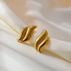 Polierte goldene Wellen-Ohrstecker in 3D-Stromlinien-Design auf elegantem Seidenstoff