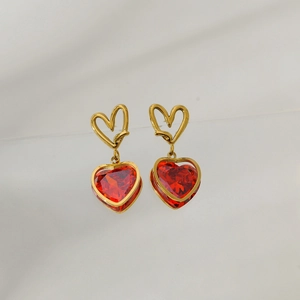 Orecchini vintage in acciaio al titanio con cuori dorati e pendenti in cristallo rosso