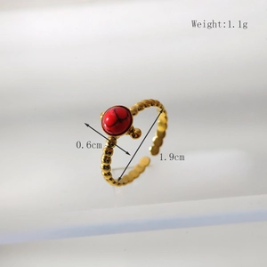 Detail van verstelbare gouden ring met rode edelsteen, 0,6 cm diameter en 1,1 g gewicht