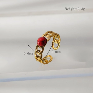 Detail van de verstelbare goudkleurige ring met rode edelsteen en productafmetingen