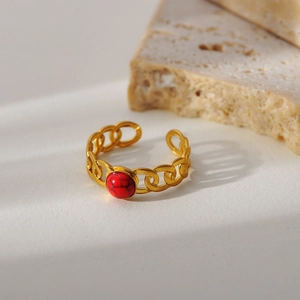 Elegante gouden titanium stalen ring met rode edelsteen en open holle kettingontwerp