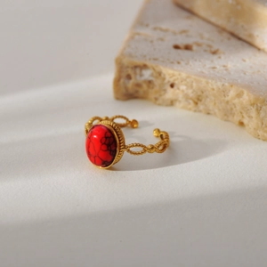 Detail van verstelbare gouden ring met rode marmeren steen en hol kettingontwerp