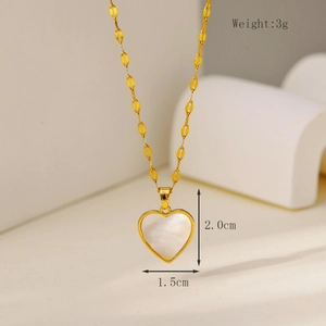 Détail du pendentif cœur avec nacre montrant les dimensions 2,0 cm x 1,5 cm et le poids de 3g