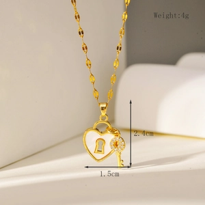 Vue détaillée du pendentif cœur et clé en or avec dimensions et poids du produit