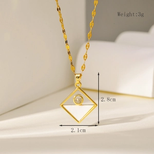 Detailoverzicht van afmetingen van een goudkleurige ruitvormige ketting met parelmoer inleg