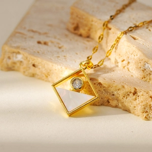 Minimalistische vergulde hartketting met vierkant frame en inleg van schelp