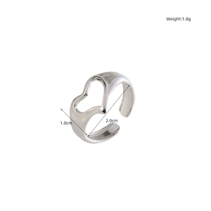Detail view of irregular heart-shaped hollow ring showing 1.0cm dimensions and 1.8g weight