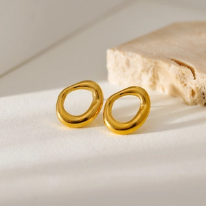 Minimalistische unregelmäßige goldene Lava-Ohrringe mit organischer Textur und Spiegelglanz