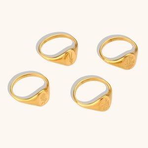 Juego de cuatro anillos vintage de acero inoxidable chapado en oro de 18K con flores