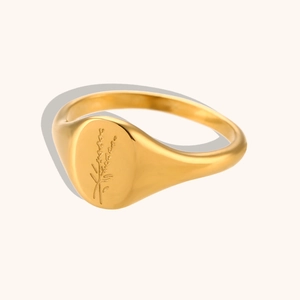 Detalle del patrón de lavanda grabado en el anillo de sello de acero bañado en oro de 18K