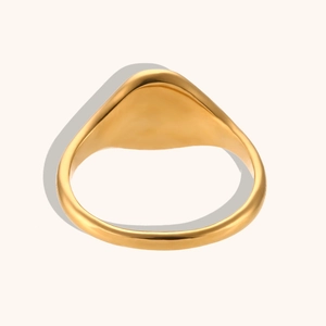 Vista lateral detallada del anillo de sello de acero inoxidable chapado en oro de 18K