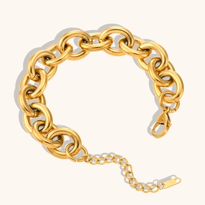 Dettaglio del bracciale a catena spessa placcato oro 18K con chiusura a moschettone