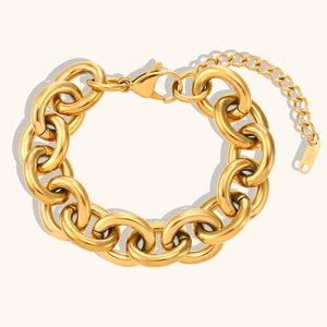 Dettaglio della grossa catena a maglie placcata oro 18K con chiusura a moschettone