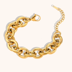 Dettaglio del bracciale a catena spessa placcato oro 18 carati con chiusura a moschettone