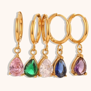 Lot de créoles en acier doré avec pendentifs en zircon coloré de forme poire